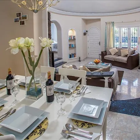 Villa Casa Grecia - 3 Bedroom Family - Well Furnished Interior- Great Pool Area Puerto del Carmen